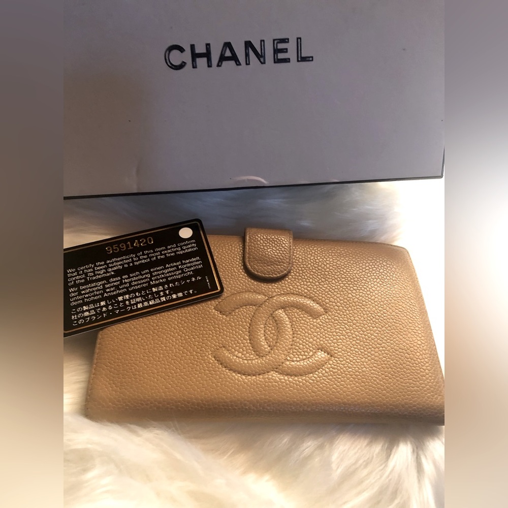 CHANEL CC Logo Caviar Skin Wallet